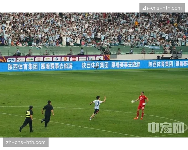 球迷闯入球场试图与偶像合影，被保安迅速带离